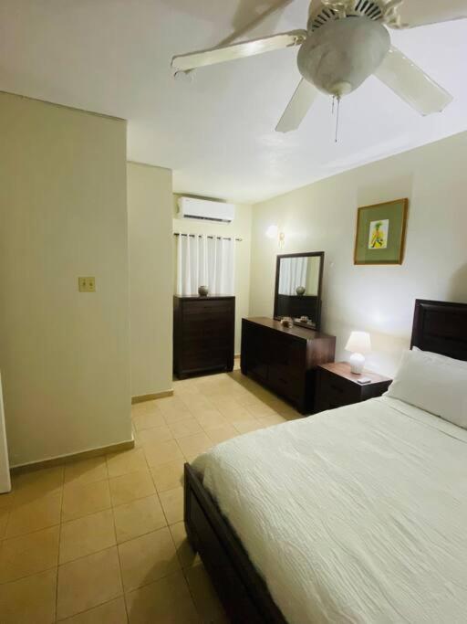 Club Caribbean Apartments Runaway Bay Exterior photo