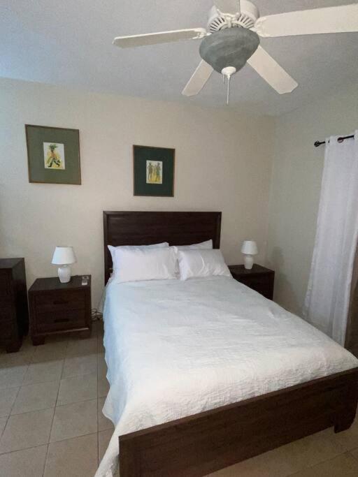 Club Caribbean Apartments Runaway Bay Exterior photo