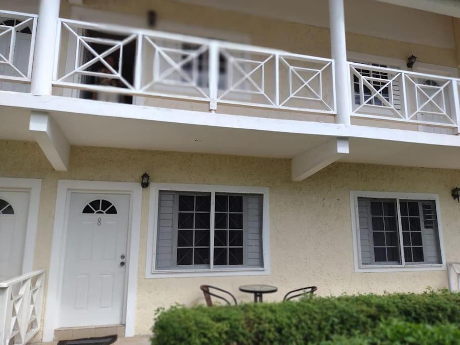 Club Caribbean Apartments Runaway Bay Exterior photo