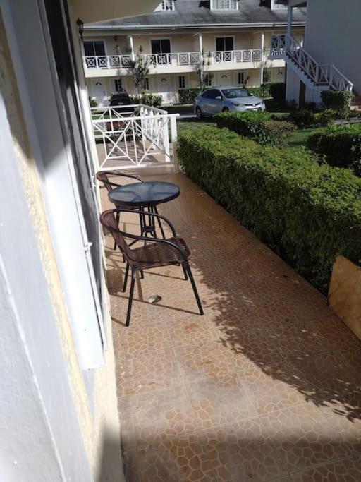 Club Caribbean Apartments Runaway Bay Exterior photo
